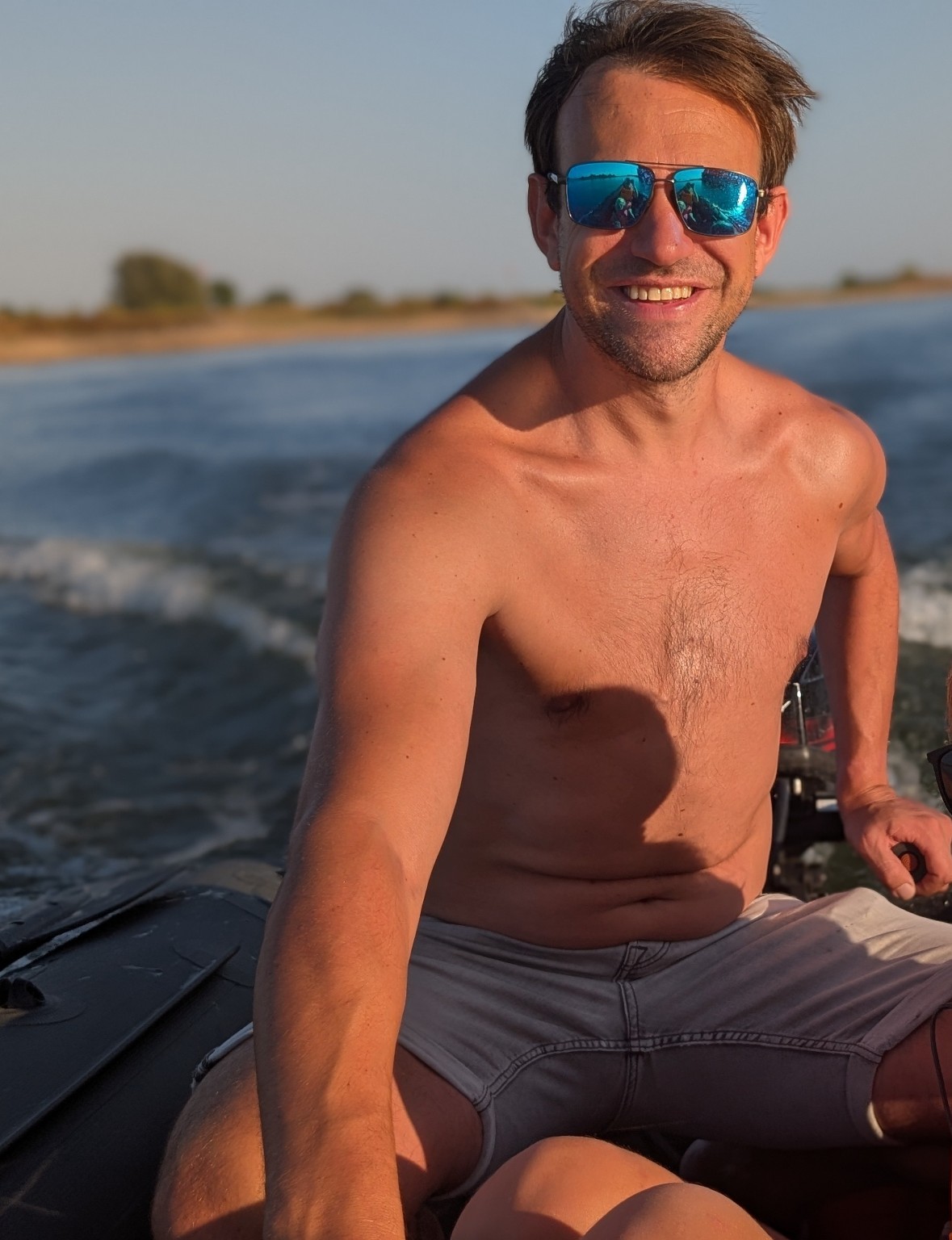Michael lachend op het water